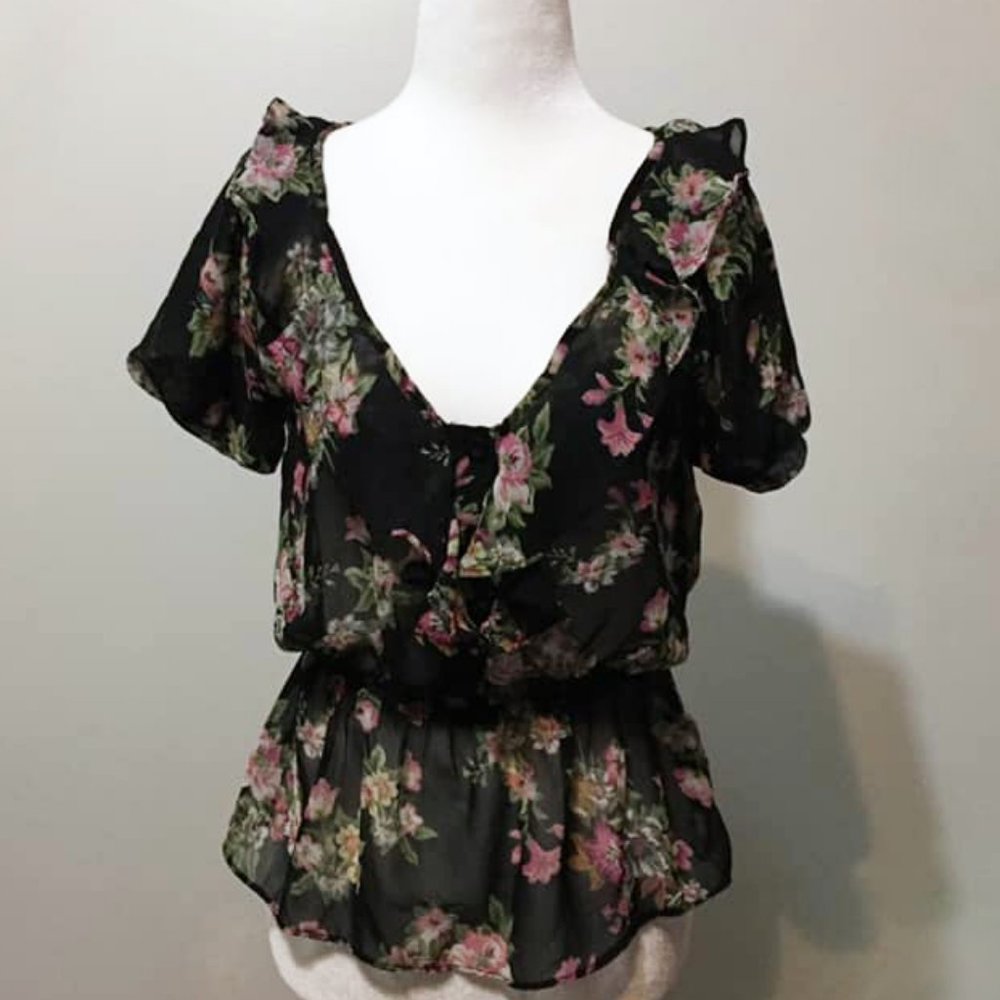 🍒5/$20🍒YDE Black Floral Ruffle Blouse